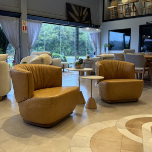 Poltrona Levi Giratória Em Couro Legítimo Lugon - 