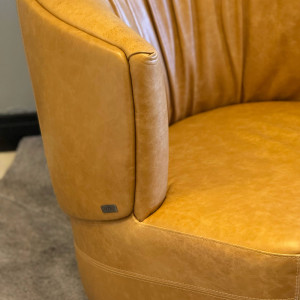 Poltrona Levi Giratória Em Couro Legítimo Lugon - 