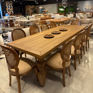 Conjunto Mesa Torneada e 10 Cadeiras Medalhão - 