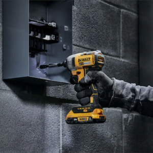 PARAFUSADEIRA FURADEIRA IMPACTO DCK276D2 COM 2 BATERIAS 20V 2AH E CARREGADOR BIVOLT DEWALT - 