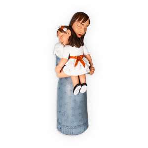 <b>ANDREIA ANDRADE - Mãe com Filha</b><br><br>escultura em cerâmica pintada com pigmentos naturais, ass. no pescoço, ass., dat. 2023 e sit. Santana de Araçuaí nas costas<br>80 x 37 x 28 cm