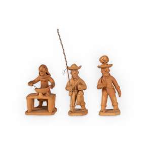 <b>SOCORRO - Pescador, Cozinheira e Lenhador</b><br><br>conjunto de 3 esculturas em barro cozido e detalhes em metal, todas ass. nos versos das bases<br>cozinheira: 7,5 x 5 x 4,5 cm <br>pescador: 7,5 x 3,5 x 3,5 cm (altura sem a vara) <br>lenhador: 8,5 x 4 x 3,5 cm