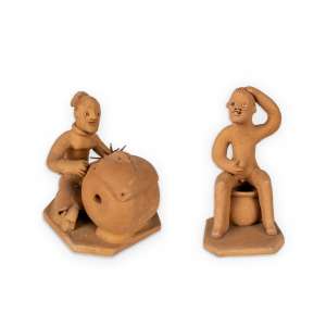 <b>MANUEL ANTÔNIO - Homem Penico e Mulher Rendeira</b><br><br>conjunto de duas esculturas em barro cozido, ambas ass. nos versos das bases<br>homem penico: 11 x 7 x 6 cm <br>mulher rendeira: 9,5 x 7,5 x 9 cm