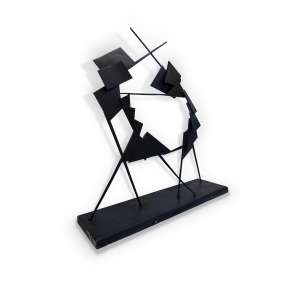 <b>BRUNO GIORGI - Capoeira</b><br><br>escultura em ferro, s/ ass. procedência: Darse Monteiro Soares<br>157 x 139 x 33 cm (sem a base) <br>164 x 150 x 38 cm (com a base)