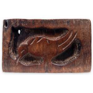 <b>PAULO ORLANDO DA SILVA (P.O.S.) - Pássaro</b><br><br>escultura em bloco de madeira, ass. com as iniciais no verso da base. 10 x 17 x 3,5 cm