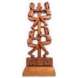 <b>G.F.O. (Geraldo Fernandes de Oliveira) - Pau-de-Sebo</b><br><br>escultura em madeira, ass. com as iniciais na base. 40 x 16 x 7,5 cm