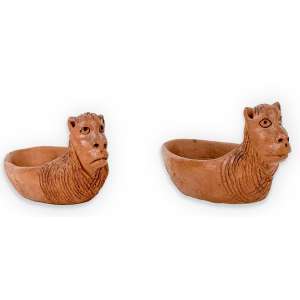 <b>ANA DAS CARRANCAS (Ana Leopoldina dos Santos) - Gângulas</b><br><br>conjunto de duas esculturas em barro cozido, sendo uma delas ass. no verso da base uma com pequena lasca. 6,5 x 13 x 6 cm (cada)