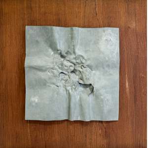 <b>WEISSMANN, Franz - Amassados</b><br>escultura em aço moldado colado em chapa de madeira<br>41 x 40 cm
