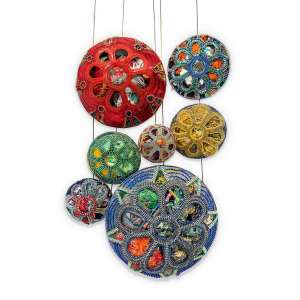 <b>EDMILSON NUNES - Políptico</b><br><br><br />técnica mista (colagens de materiais reciclados, tecidos, papeis e adereços de carnaval) s/ madeira<br />(década de 2000)<br><br />maior: ø28 cm<br><br />menor: ø21 cm