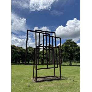 <b>RAUL MOURÃO - Sem Título</b><br>aço corten<br>500 x 420 x 210 cm