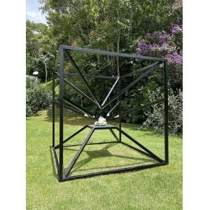 <b>CÉSAR CALDAS - O Energizador</b><br>metalon, cristal e espelho<br>300 x 300 x 300 cm