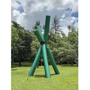 <b>MARCELO LAGO - Esperança Enforcada</b><br>fibra de vidro, PVC, tinta automotiva<br>