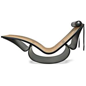 <strong>NIEMEYER, Oscar - Chaise-Longue de Balanço</strong><br><br>madeira curvada e palhinha; acompanha rolo para apoio da cabeça - (década de 1970) - com certificado de autenticidade emitido por Leonor Azevedo (Galeria Anna Maria Niemeyer) - - Um exemplar reproduzido: - - - nas p. 231 a 235 do livro Oscar Niemeyer – obras y projectos / works and projects, de Josep M. Botey (Barcelona: Gustavo Gill, 1996); - - nas p. 60 e 61 do livro O móvel moderno no Brasil, de Maria Cecília Loschiavo dos Santos (São Paulo: Studio Nobel-Fapesp-Edusp, 1995); - - nas p. 2 e 3 do catálogo de exposição do artista, realizada na Rússia; - na p. 36 do livro O design no Brasil – móveis, objetos e iluminação (São Paulo: Casa Cláudia, 2010); - - nas p. 30 e 31 no catálogo da exposição “Mobília moderna brasileira, 1940/1970”, realizada no Rio de Janeiro, entre 5 de maio e 11 de junho de 2004, pelo BNDES; - - nas p. 6, 7, 62 e 63 do livro Design Brasil – 101 anos de história (São Paulo, Casa Cláudia, 2010); - - na p. 157 do livro Design brasileiro – quem fez, quem faz, organizado por Ethel Leon (Rio de Janeiro: Senac, 2005); - - e o croqui reproduzido nas p. 238 e 239 do catálogo de exposição do artista realizada na Rússia.<br>98 x 178 x 60 cm