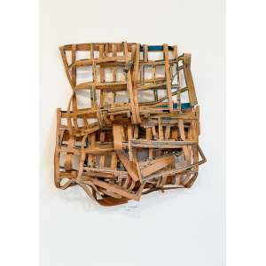 <strong>ANA VIDIGAL - Sem Título</strong><br><br>escultura em tiras de gibis recortados e entrelaçados montada em caixa de acrílico, ass. e dat. 2011 centro inf. <br> 59 x 41,5 cm