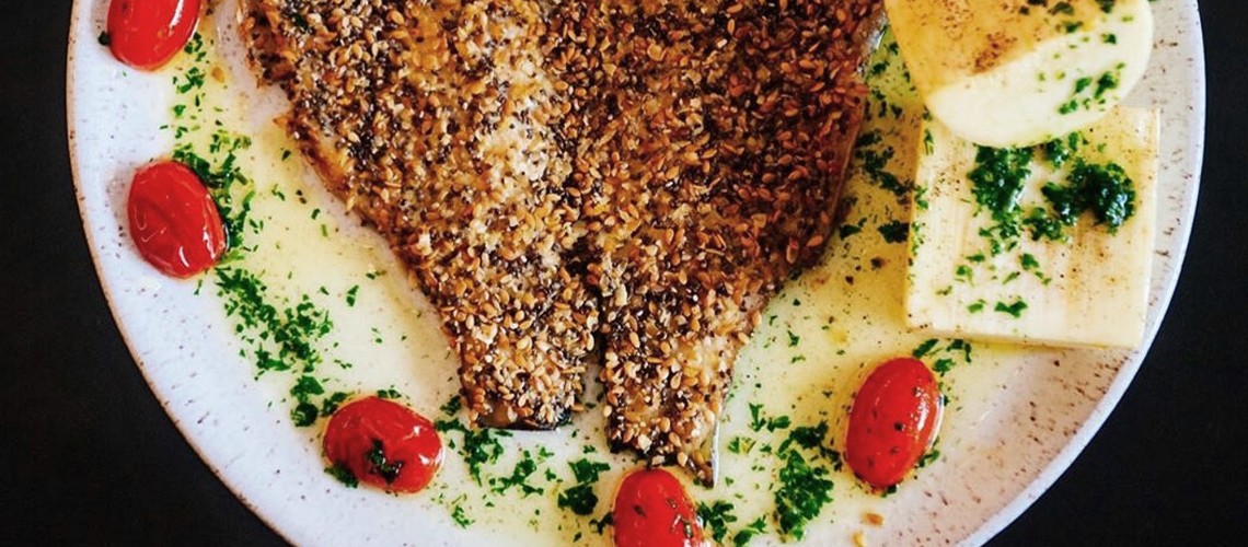 Barriga no fogão: Truta em crosta com palmito fresco e tomatinhos