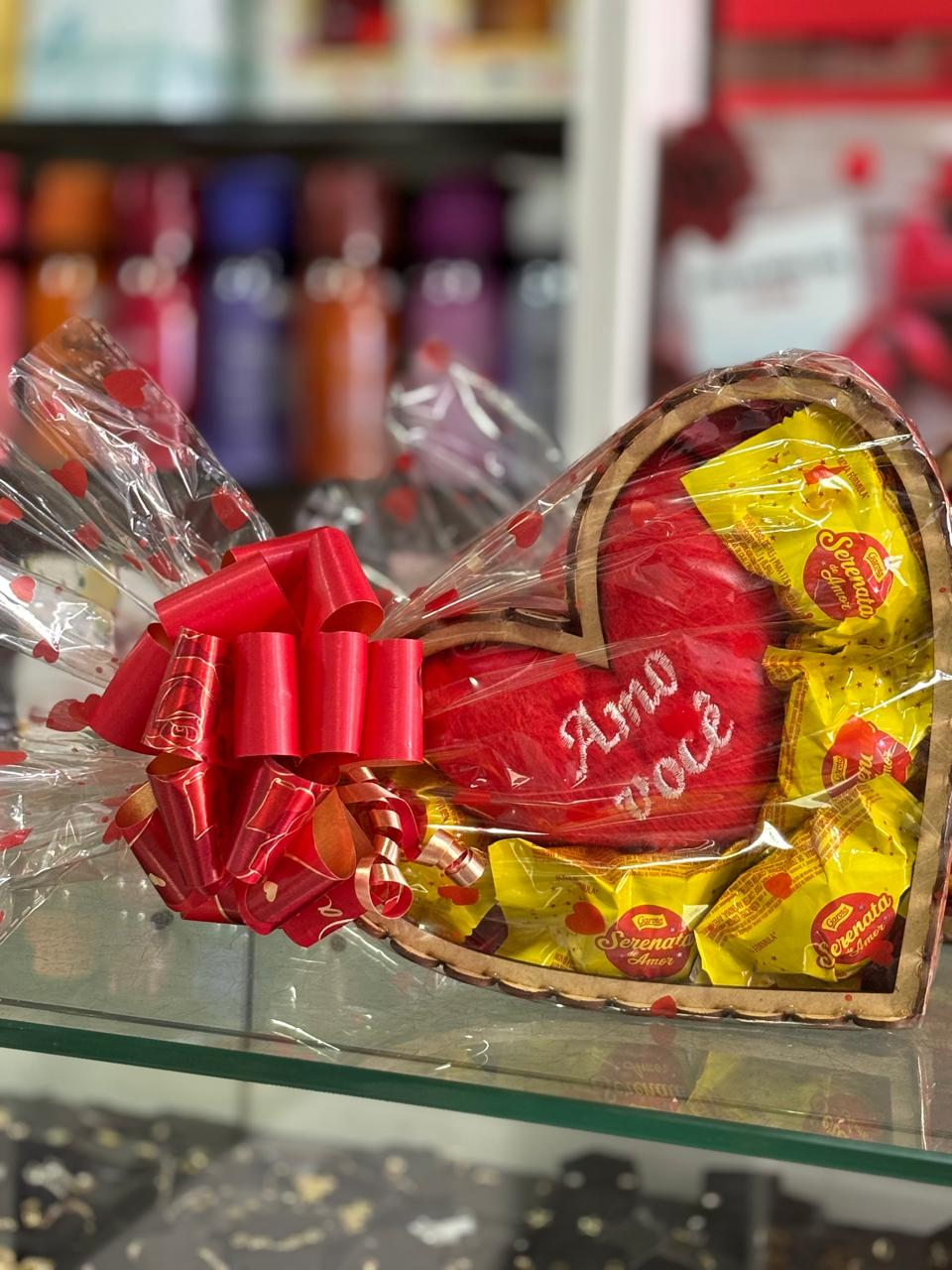 CORAÇAO DE MDF COM CHOCOLATE URSO/CORAÇÃO
