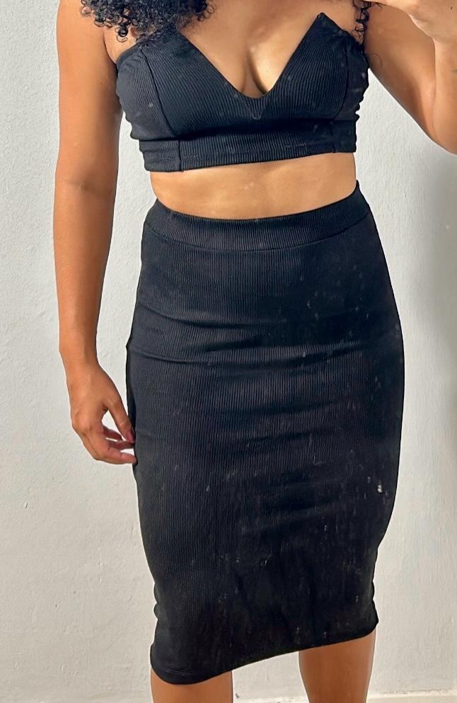 Conjunto, saia midí e cropped com aro de sustentação