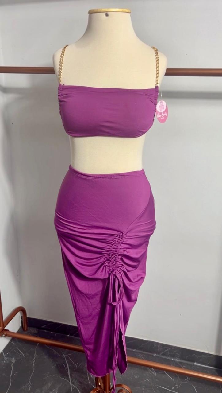 Conjunto roxo com abertura na lateral da saia