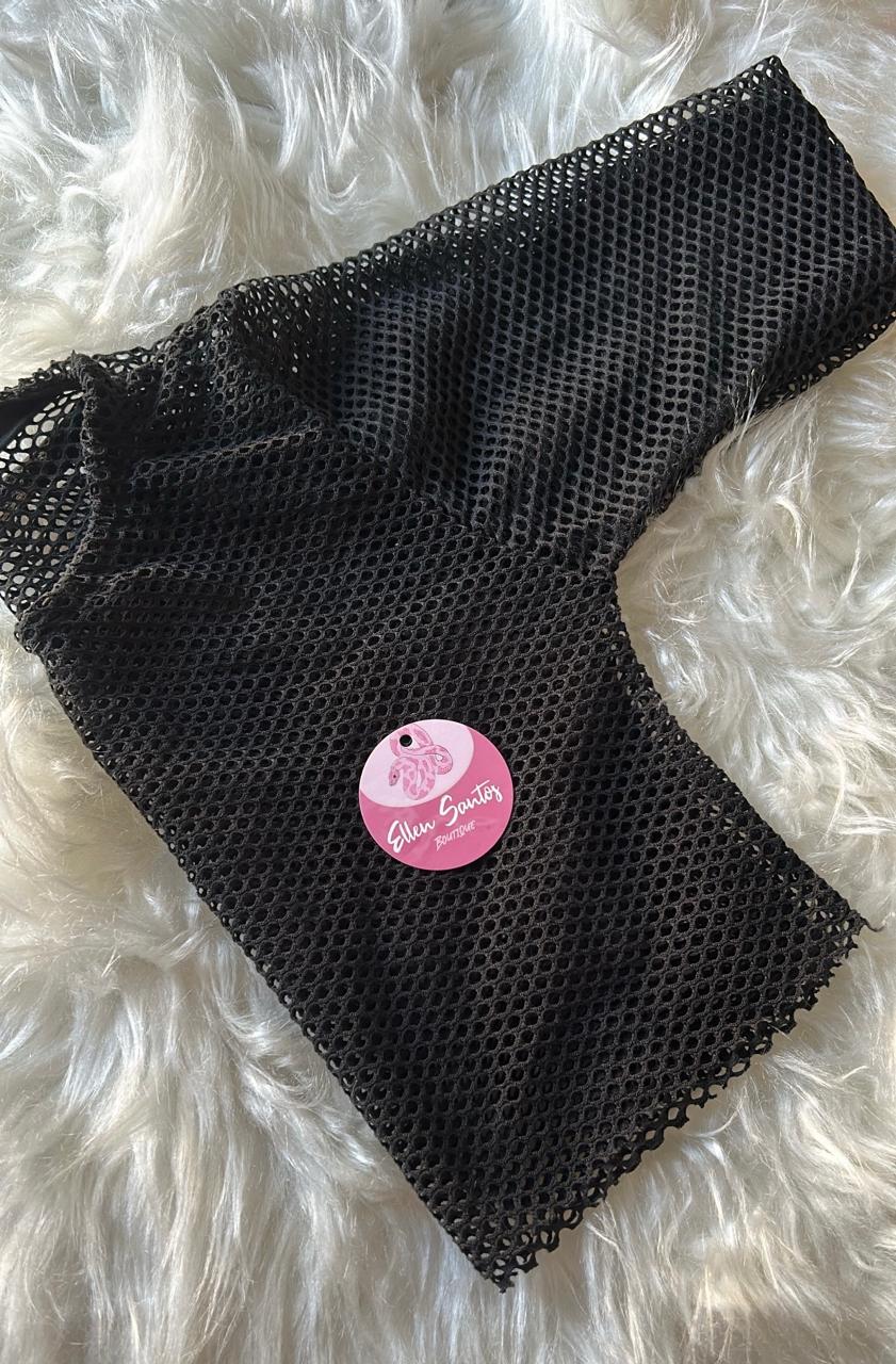 Cropped preto com furinhos