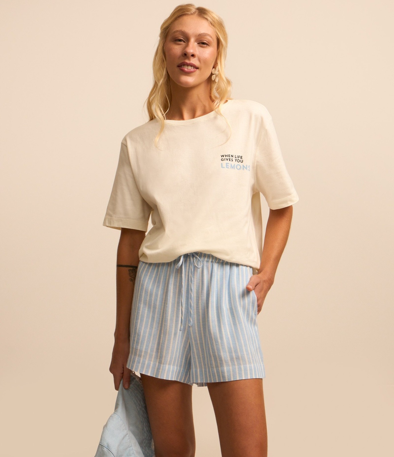 Short Curto em Viscose e Linho com Amarração e Listras Azul