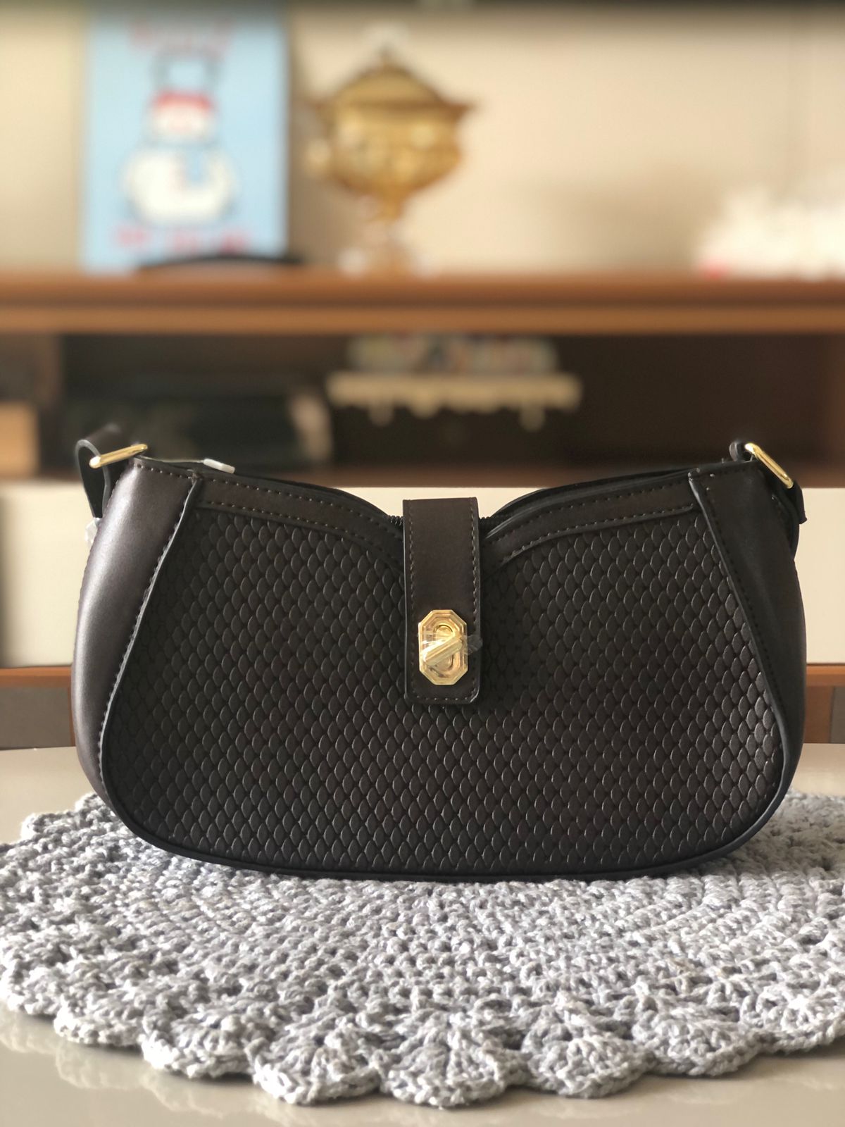 BOLSA MÉDIA COM TEXTURA FRONTAL
