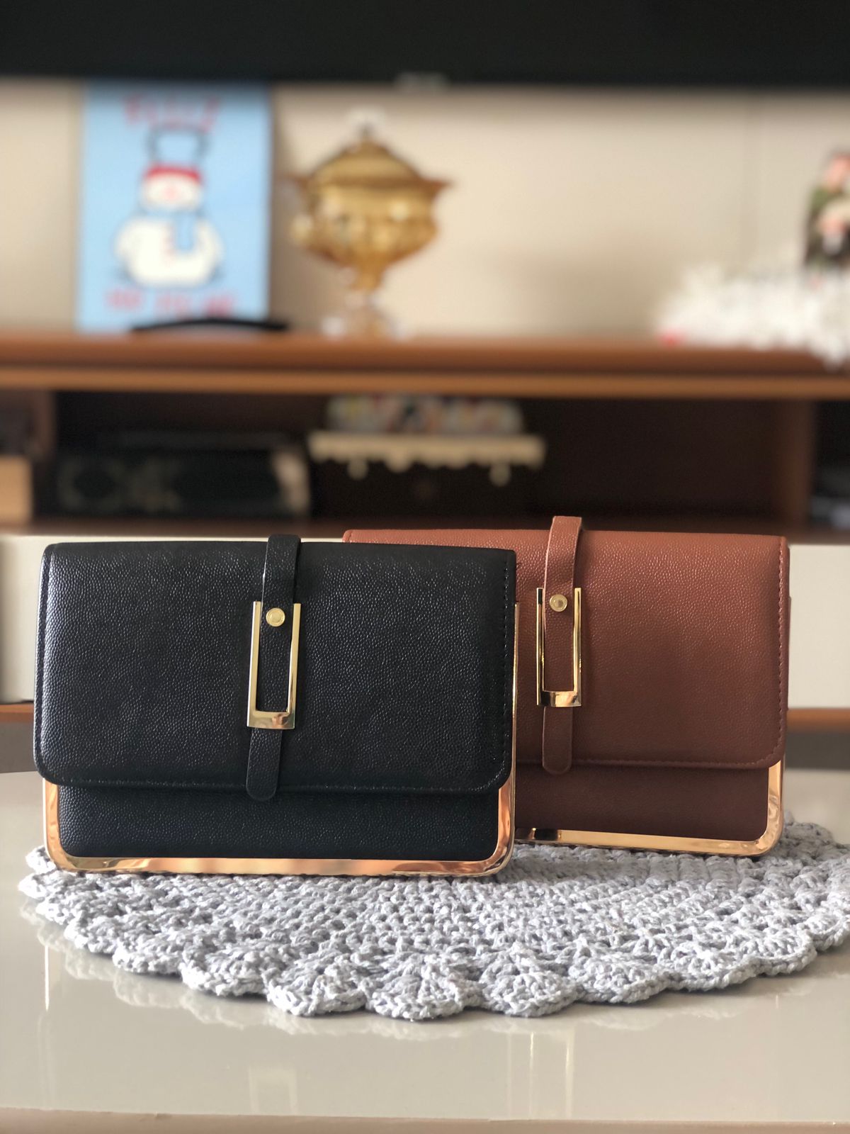 BOLSA MÉDIA COM DETALHE DOURADO
