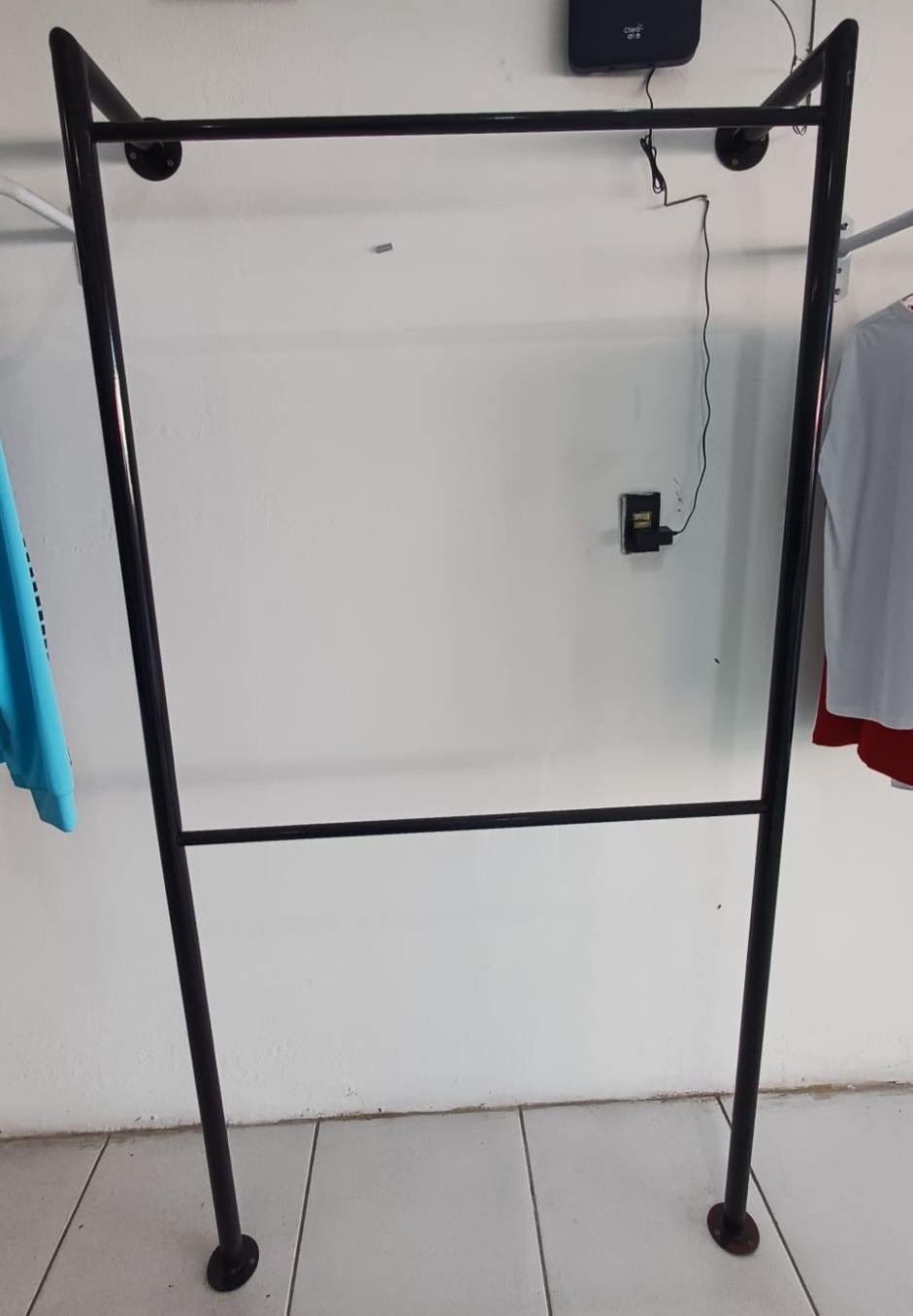 ARARA PRETA FIXA PAREDE(CIMA E BAIXO)