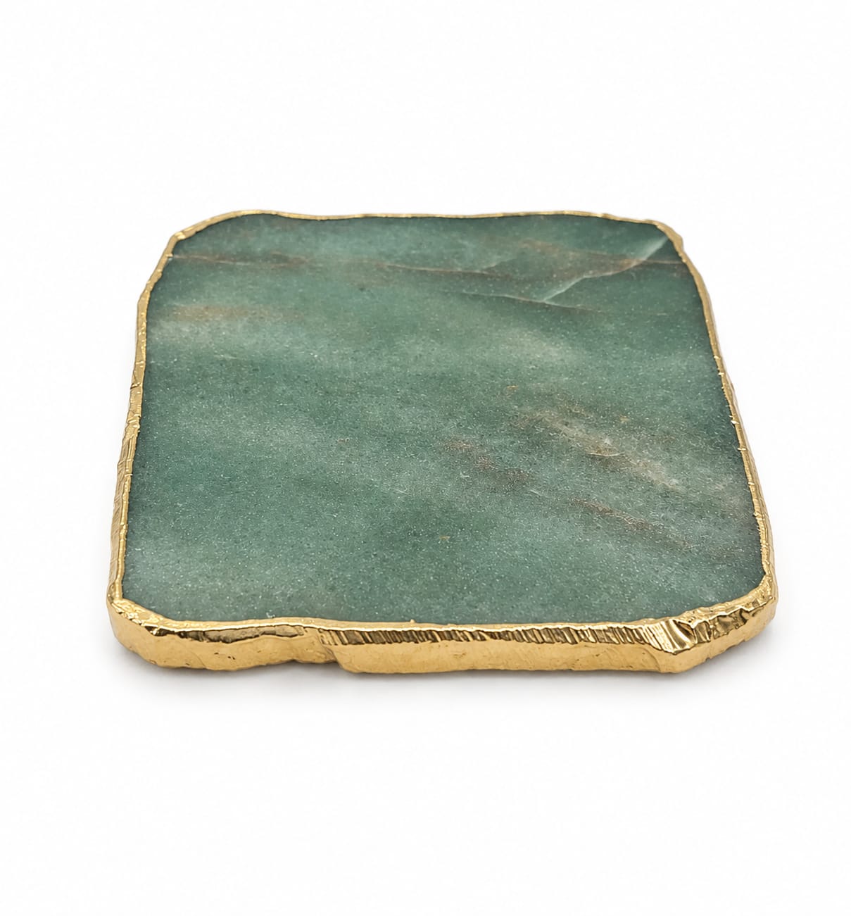 Pedra verde quadrada com borda dourada