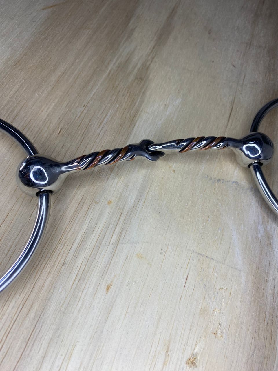 BRIDÃO ARGOLA BOCAL TORCIDO C/BOLINHA INOX E COBRE
