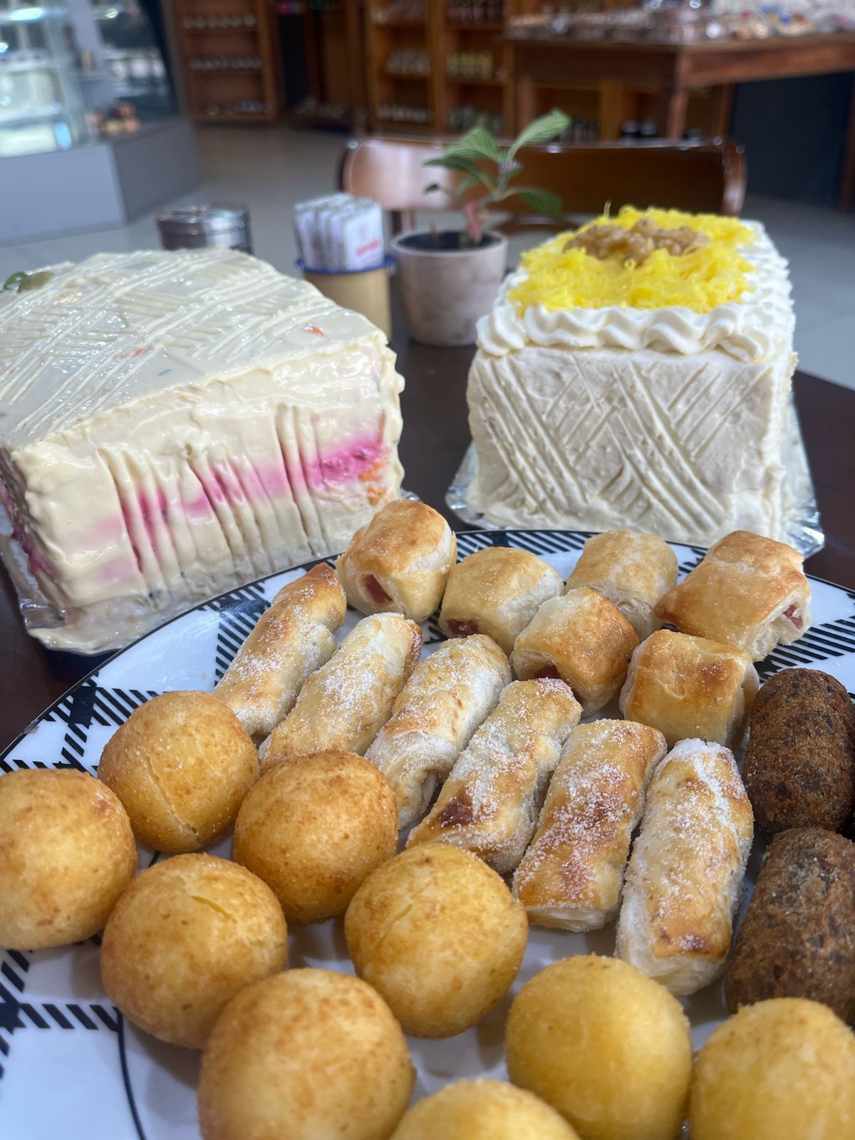 Combo de Torta Fria, Torta Doce Tradicional e 30 Salgados