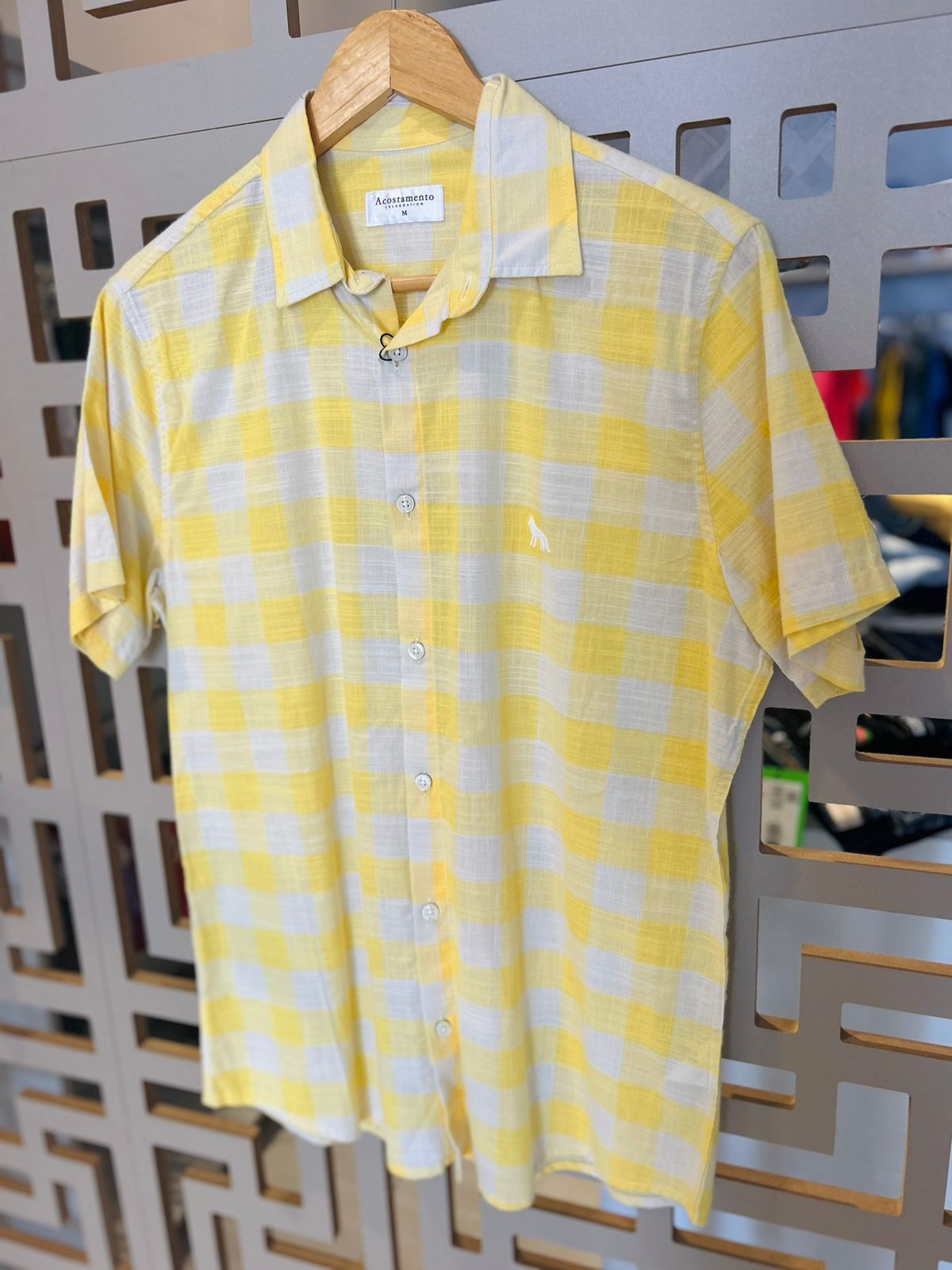 CAMISA SOCIAL AMARELA MANGA CURTA ACOSTAMENTO TAM.M