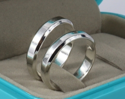 PAR ALIANÇA CHANFRADA 4MM LISA BANHADA A PRATA - 2