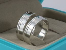 PAR ALIANÇA RETA 5MM COM 2 FRISOS LATERAIS BANHADA A PRATA - 1