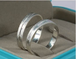 PAR ALIANÇA RETA 4MM COM 1 CANAL CENTRAL DIAMANTADA BANHADA A PRATA - 3