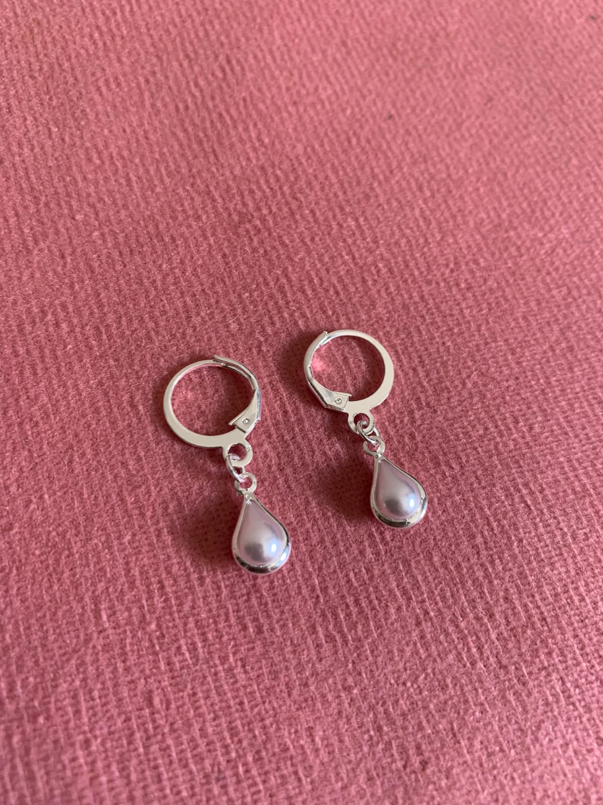 BRINCO ARGOLA COM PINGENTE DE GOTA PEROLADA - BANHADO A PRATA 65