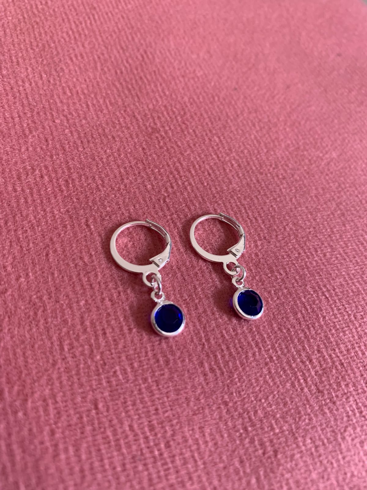 BRINCO ARGOLA COM PINGENTE ZIRCÔNIA PEQUENA REDONDA AZUL ESCURA - BANHADO A PRATA 66
