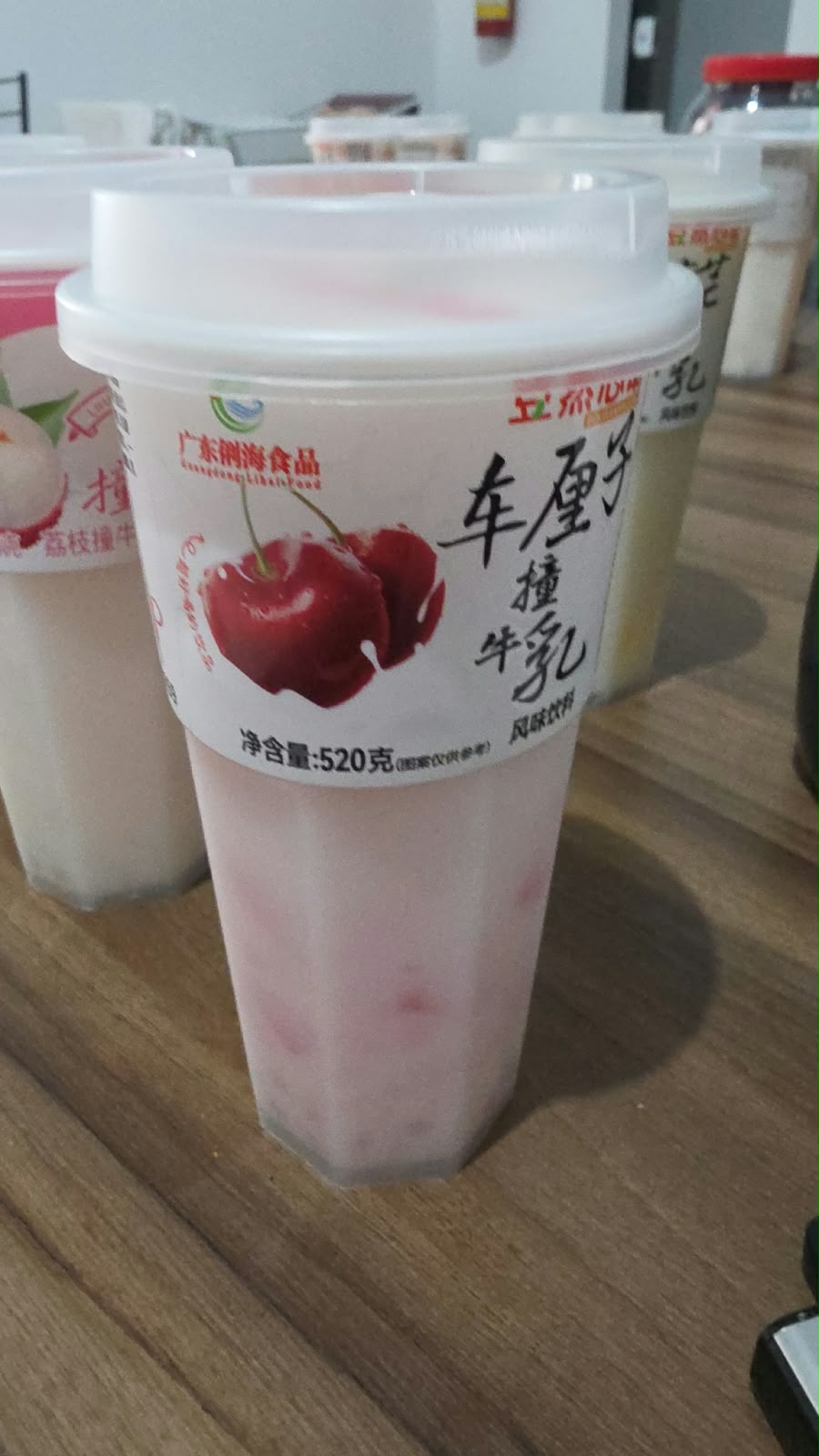 BEBIDA ADOCICADA SABOR LEITE DE CEREJA COM PEDAÇOS DE FRUTAS 520ml