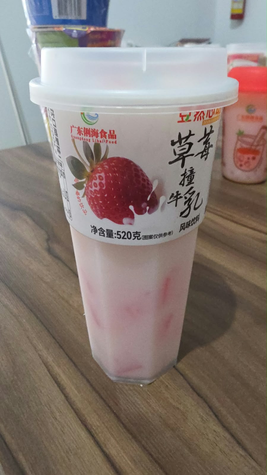BEBIDA ADOCICADA SABOR LEITE DE BANANA COM PEDAÇOS DE FRUTAS 520ml