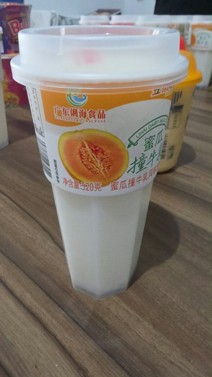 BEBIDA ADOCICADA SABOR LEITE DE MELÃO COM PEDAÇOS DE FRUTAS 520ml